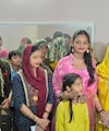 जिस कस्बे में कभी माला बेचती थीं उस कस्बे में हीरोइन बन पहुंचीं मोनालिसा, एक झलक देखने के लिए रोड पर लगा जाम