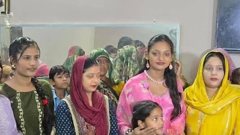 मोनालिसा जिस कस्बे में कभी माला थीं बेचती, उसी में हीरोइन बन पहुंचीं, एक झलक देखने के लिए रोड पर लगा जाम