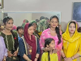 मोनालिसा जिस कस्बे में कभी बेचती थीं माला, उसी में हीरोइन बन पहुंचीं, एक झलक देखने के लिए रोड पर लगा जाम मोनालिसा जिस कस्बे में कभी बेचती थीं माला, उसी में हीरोइन बन पहुंचीं, एक झलक देखने के लिए रोड पर लगा जाम