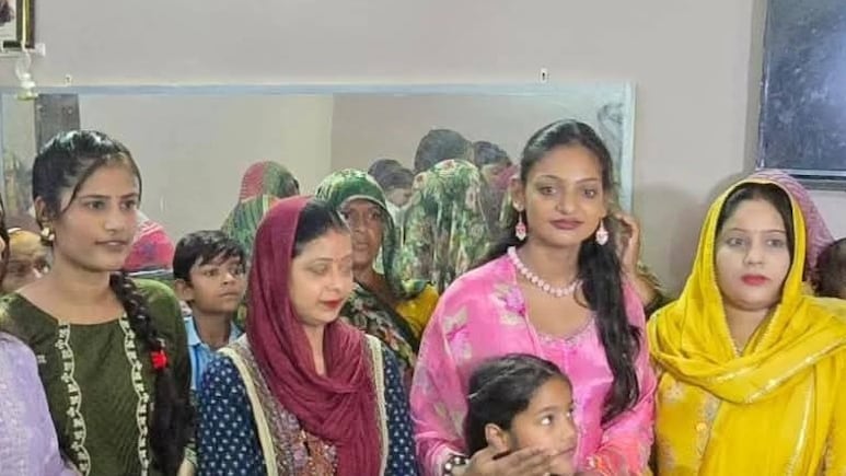 मोनालिसा जिस कस्बे में कभी माला थीं बेचती, उसी में हीरोइन बन पहुंचीं, एक झलक देखने के लिए रोड पर लगा जाम मोनालिसा जिस कस्बे में कभी माला थीं बेचती, उसी में हीरोइन बन पहुंचीं, एक झलक देखने के लिए रोड पर लगा जाम