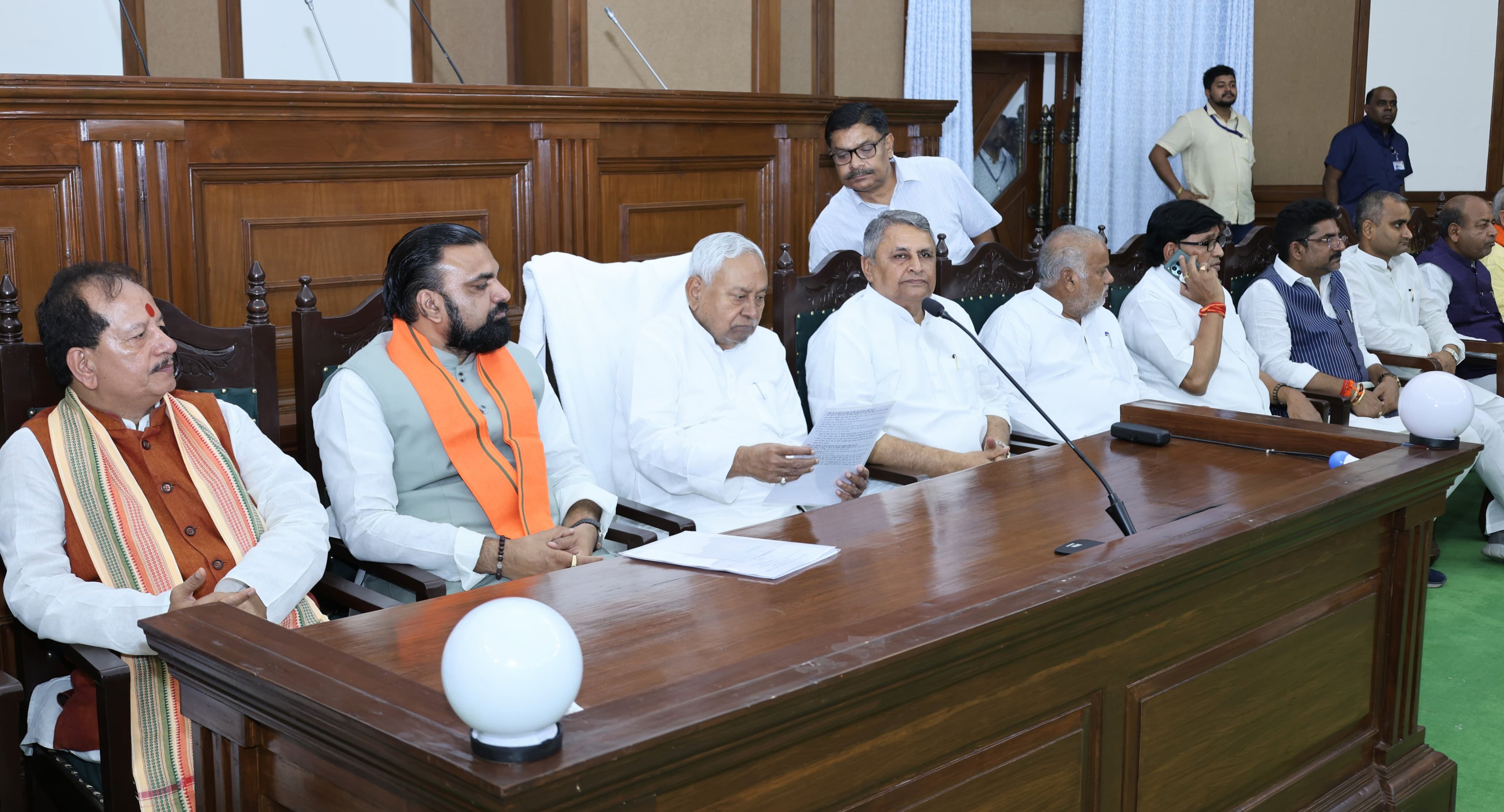 बिहार में NDA की बैठक में 'तू-तू, मैं-मैं'... विजय सिन्हा और अशोक चौधरी आपस में भिड़े! देखते रह गए नीतीश