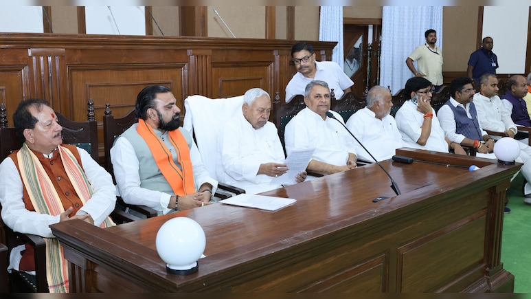 बिहार में NDA की बैठक में 'तू-तू, मैं-मैं'... विजय सिन्हा और अशोक चौधरी आपस में भिड़े! देखते रह गए नीतीश