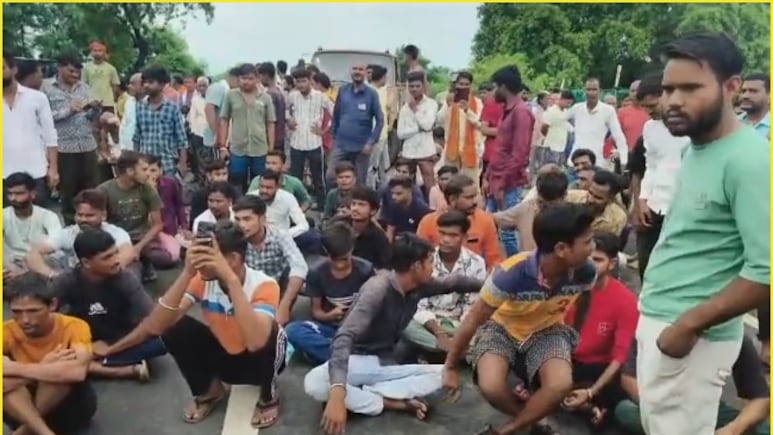 शिक्षा मंत्री के पैतृक गांव जाने वाले रास्ते के सामने धरने पर बैठे ग्रामीण, नेशनल हाईवे पर लगा लंबा जाम