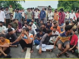 शिक्षा मंत्री के पैतृक गांव जाने वाले रास्ते के सामने धरने पर बैठे ग्रामीण, नेशनल हाईवे पर लगा लंबा जाम शिक्षा मंत्री के पैतृक गांव जाने वाले रास्ते के सामने धरने पर बैठे ग्रामीण, नेशनल हाईवे पर लगा लंबा जाम