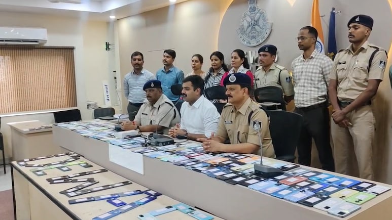 देवास पुलिस ने लौटाए 180 से ज्यादा गुम हुए मोबाइल, 25 लाख से ज्यादा है कीमत; फोन पाकर खिले चेहरे देवास पुलिस ने लौटाए 180 से ज्यादा गुम हुए मोबाइल, 25 लाख से ज्यादा है कीमत; फोन पाकर खिले चेहरे