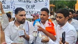 कबूतर के पैरों में चिट्ठी बांधकर सरकार को भेजी, छात्रसंघ चुनाव को लेकर NSUI का अनोखा प्रदर्शन