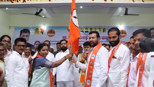 Ratnagiri News: कोकणात ठाकरे गटाला मोठा धक्का, अनेक पदाधिकारी शिंदे गटात सामील