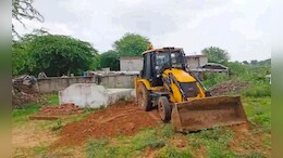 दौसा के कॉलेज में रातोंरात बनी मजार पर चला बुलडोजर, जयपुर मजार विवाद गरमाया तो प्रशासन की खुली नींद
