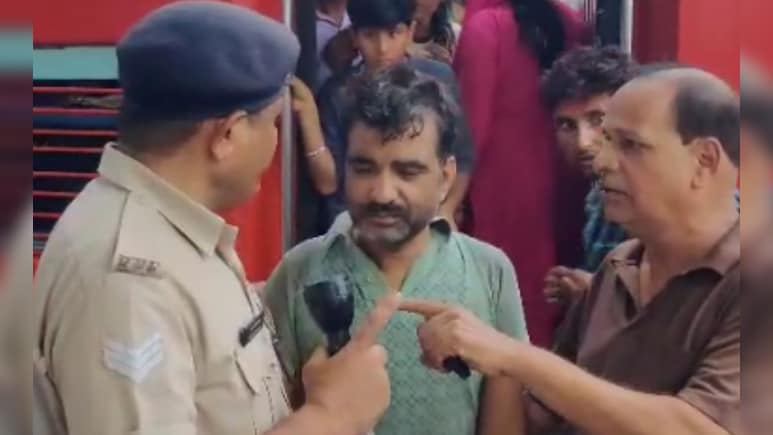 ट्रेन में भाजपा नेता की मां की अस्थियां चुराने का प्रयास, चोर को रंगे हाथ पकड़ जमकर धुना ट्रेन में भाजपा नेता की मां की अस्थियां चुराने का प्रयास, चोर को रंगे हाथ पकड़ जमकर धुना