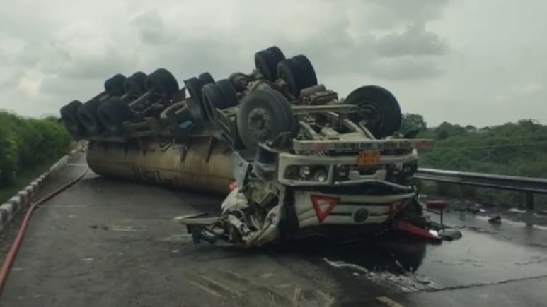 Rajasthan: ब्यावर में बड़ा हादसा, केमिकल से भरा टैंकर पलटा, SI समेत दो झुलसे; चालक की मौत Rajasthan: ब्यावर में बड़ा हादसा, केमिकल से भरा टैंकर पलटा, SI समेत दो झुलसे; चालक की मौत