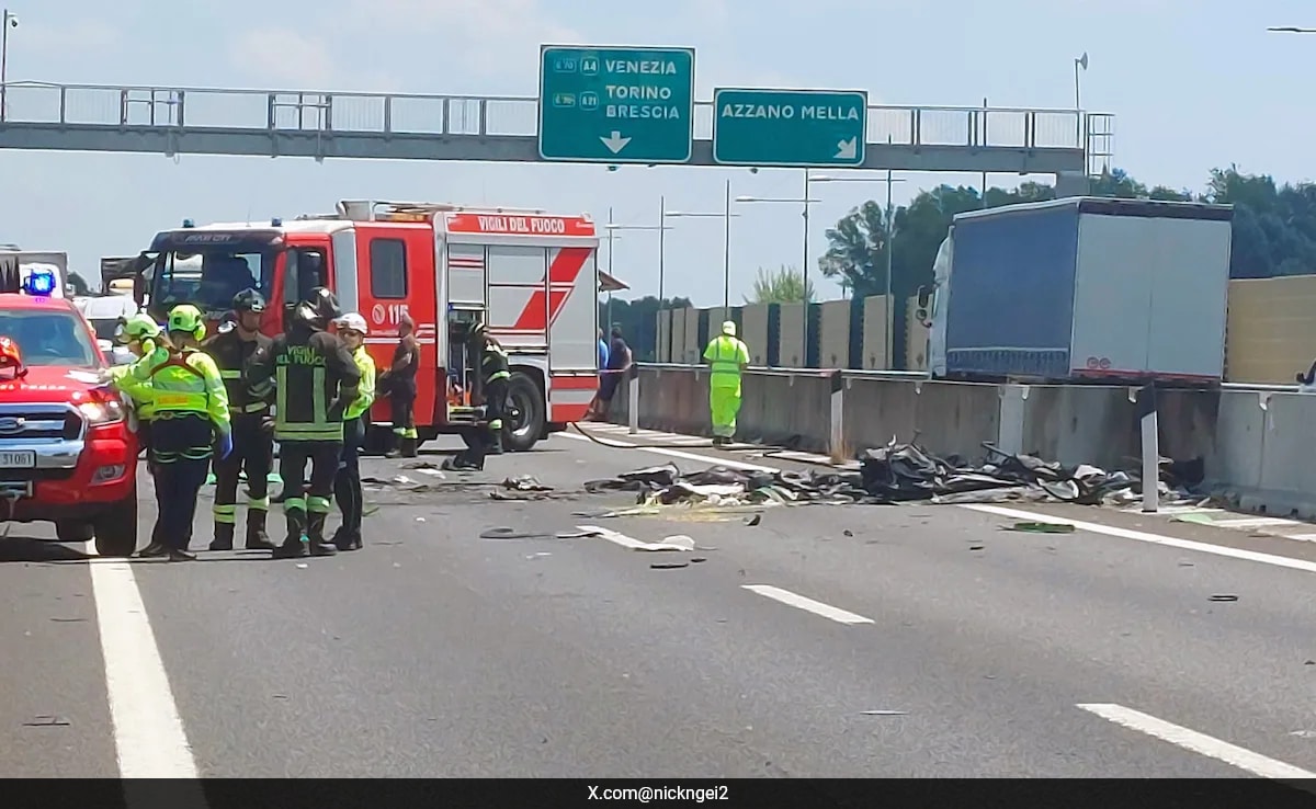 Малък самолет се блъсна на магистрала в Бреша Северна Италия