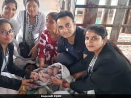 झांसी स्टेशन पर फिल्मी सीन, फुटओवर ब्रिज बना डिलीवरी रूम, आर्मी डॉक्टर ने कराई महिला की डिलीवरी झांसी स्टेशन पर फिल्मी सीन, फुटओवर ब्रिज बना डिलीवरी रूम, आर्मी डॉक्टर ने कराई महिला की डिलीवरी