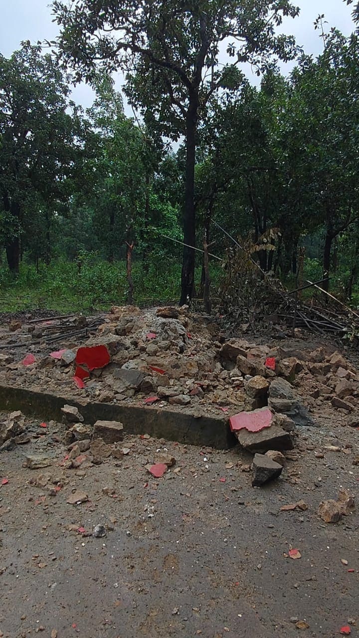 सुरक्षा बलों ने समतल कर दिए नक्सलियों के स्मारक सुरक्षा बलों ने समतल कर दिए नक्सलियों के स्मारक