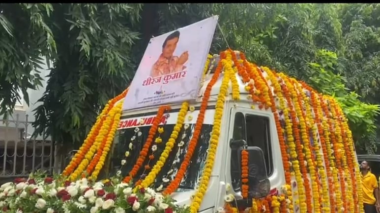 Dheeraj Kumar Funeral: Deepak Parashar, Raza Murad, Surendra Pal Attend The Last Rites