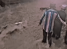 अजमेर में मूसलाधार बारिश से जनजीवन अस्त-व्यस्त: स्कूलों में छुट्टी, दीवार गिरी, ठेले-बाइक बहे, झरनों का दिखा नजारा