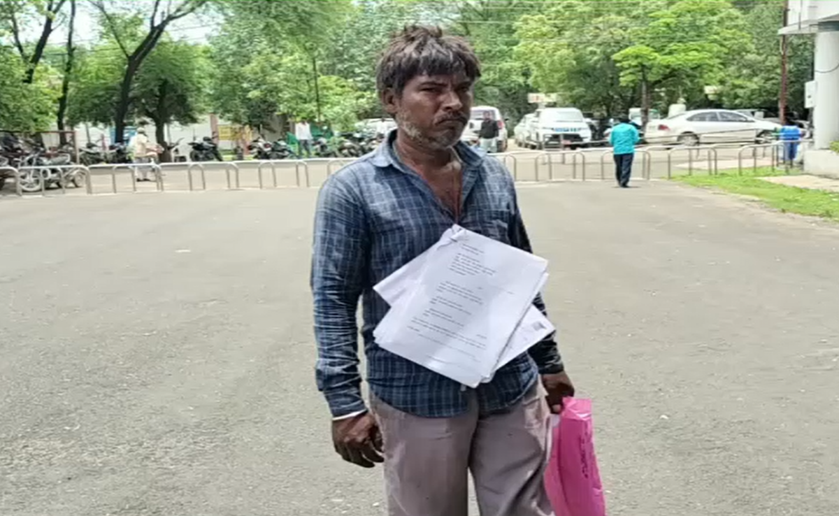 Neemuch: शिकायतों की माला पहनकर कलेक्ट्रेट पहुंचा आदिवासी युवक; जानिए क्यों लगाई ऐसी गुहार?