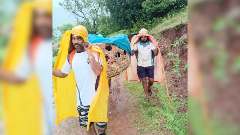 इस जज्बे को सलाम! नहीं थी सड़क, लकवा पीड़ित बुजुर्ग महिला को कंधे पर उठाकर पहुंचाया अस्पताल इस जज्बे को सलाम! नहीं थी सड़क, लकवा पीड़ित बुजुर्ग महिला को कंधे पर उठाकर पहुंचाया अस्पताल