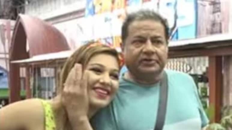 37 साल छोटी गर्लफ्रेंड के साथ बिग बॉस में आए थे अनूप जलोटा, भजन सम्राट बन गए थे सनसनी 37 साल छोटी गर्लफ्रेंड के साथ बिग बॉस में आए थे अनूप जलोटा, भजन सम्राट बन गए थे सनसनी