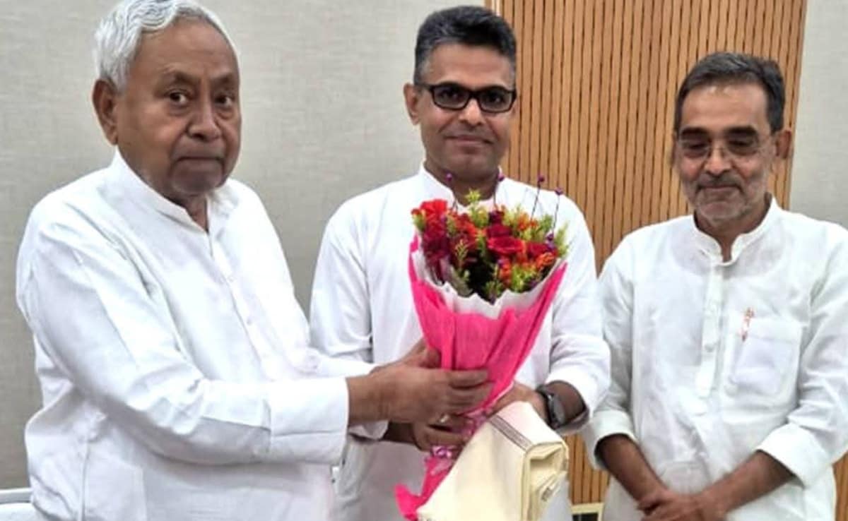 उपेंद्र कुशवाहा तीन बार जनता दल यूनाइटेड छोड़ चुके हैं. एक समय वह नीतीश के करीबी हुआ करते थे. उपेंद्र कुशवाहा तीन बार जनता दल यूनाइटेड छोड़ चुके हैं. एक समय वह नीतीश के करीबी हुआ करते थे.