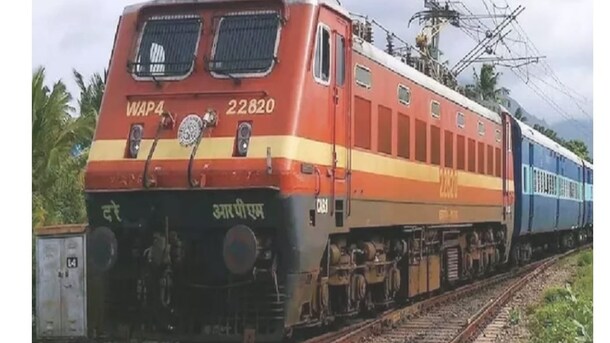 शबरी एक्सप्रेस&nbsp;में पत्नी के सामने पति और उसकी प्रेमिका ने खाया जहरीला पदार्थ, दोनों अस्पताल में भर्ती