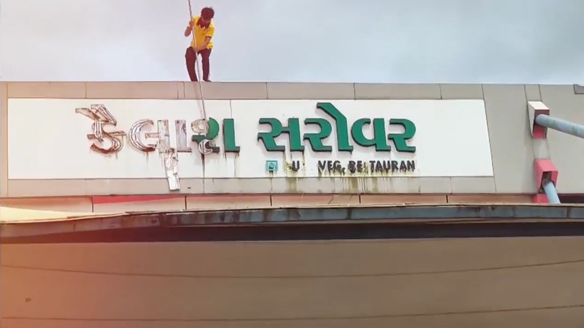 MNS Workers Remove Gujarati Signboards On Mumbai-Ahmedabad Highway