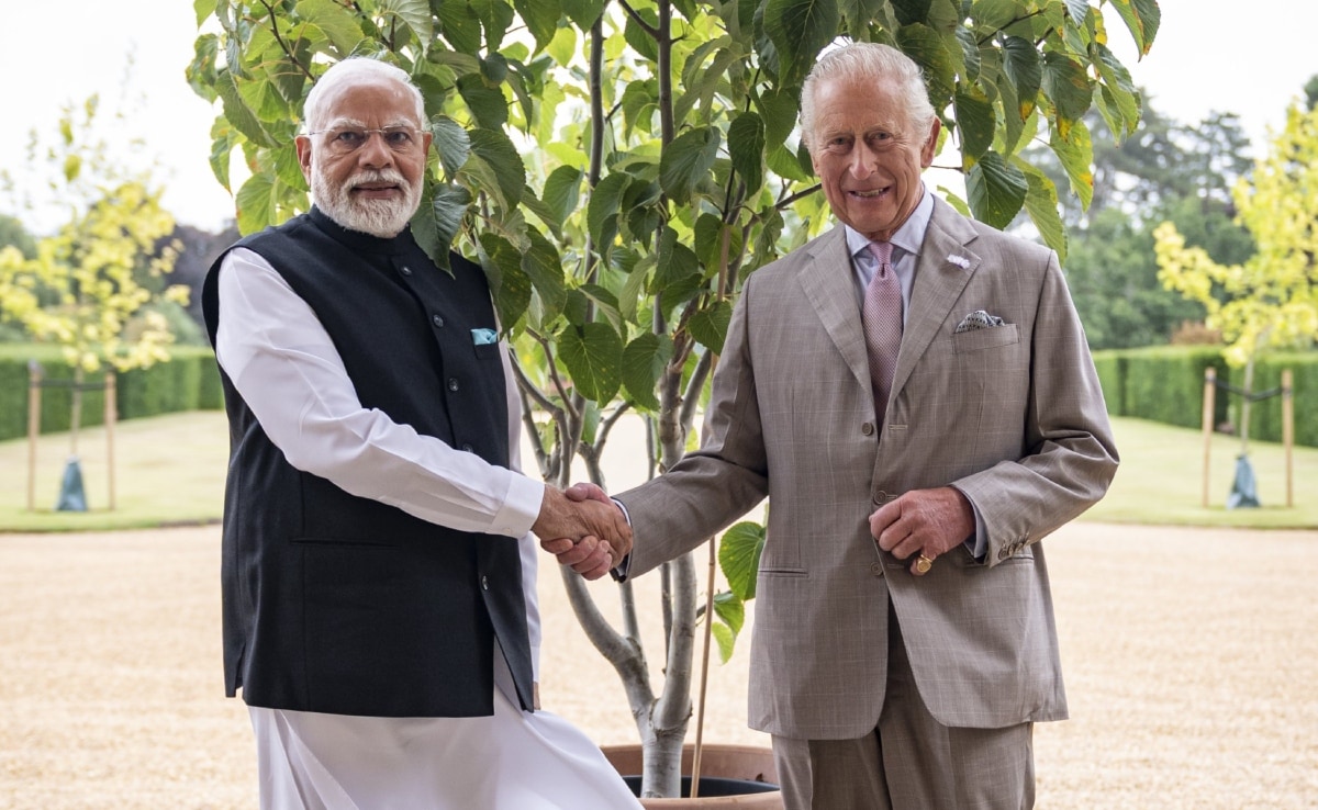 अपनी यूके यात्रा के दौरान ब्रिटेन के राजा प्रिंस चार्ल्स के साथ पौधा लगाते प्रधानमंत्री नरेंद्र मोदी. अपनी यूके यात्रा के दौरान ब्रिटेन के राजा प्रिंस चार्ल्स के साथ पौधा लगाते प्रधानमंत्री नरेंद्र मोदी.