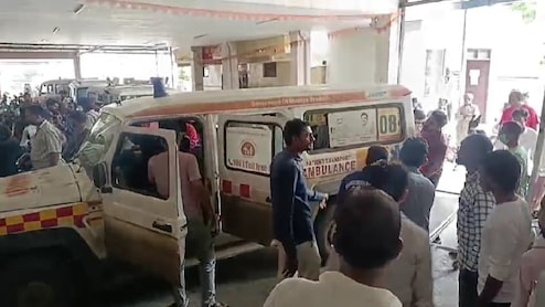 Road Accident News: धान लगाने जा रहे थे मजदूर, अचानक पलट गई पिकअप, 25 से अधिक घायल