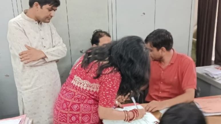 न ले गया बारात, न बुलाए रिश्तेदार... इस शख्स ने सिर्फ 1592 रुपये में कर ली शादी, पोस्ट में बताया पूरा हिसाब न ले गया बारात, न बुलाए रिश्तेदार... इस शख्स ने सिर्फ 1592 रुपये में कर ली शादी, पोस्ट में बताया पूरा हिसाब
