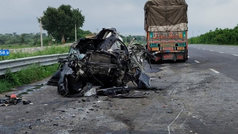 Delhi Mumbai expressway: दिल्ली-मुंबई एक्सप्रेसवे पर तेज रफ्तार कहर, ट्रोले ने चलती कार को पीछे से मारी टक्कर, गाड़ी चकनाचूर Delhi Mumbai expressway: दिल्ली-मुंबई एक्सप्रेसवे पर तेज रफ्तार कहर, ट्रोले ने चलती कार को पीछे से मारी टक्कर, गाड़ी चकनाचूर
