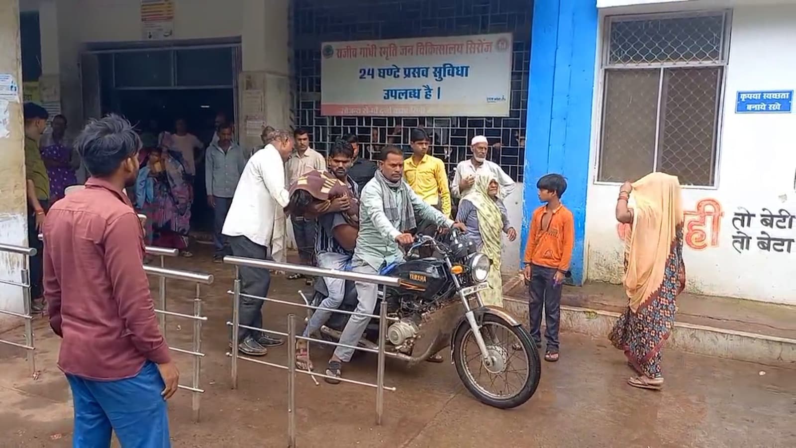 प्रदेश में कई जगहों पर लोग इस तरीके से शव ले जाने को मजबूर हो रहे हैं. (चेतावनी- ये तस्वीर आपको विचलित कर सकती है) प्रदेश में कई जगहों पर लोग इस तरीके से शव ले जाने को मजबूर हो रहे हैं. (चेतावनी- ये तस्वीर आपको विचलित कर सकती है)