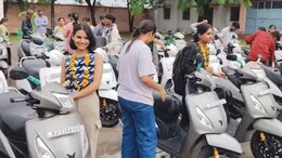Rajasthan: 3 साल से धूल फांक रही 113 स्कूटी अब जाकर कॉलेज छात्राओं को मिली, दिखी चेहरे पर मुस्कान