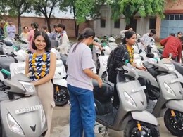 Rajasthan: 3 साल से धूल फांक रही 113 स्कूटी अब जाकर कॉलेज छात्राओं को मिली, दिखी चेहरे पर मुस्कान