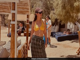 Kareena Kapoor In A Swim Top And <i>Lungi</i> Skirt Gives Beach Style An Upgrade Kareena Kapoor In A Swim Top And <i>Lungi</i> Skirt Gives Beach Style An Upgrade