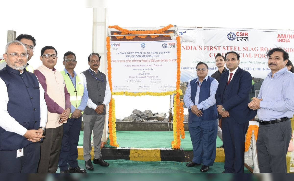 हजीरा पोर्ट में इस स्टील स्लैग रोड का उद्घाटन नीति आयोग के मेंबर डॉ. विजय कुमार सारस्वत ने किया. इस दौरान अन्य अधिकारी भी उपस्थित थे. हजीरा पोर्ट में इस स्टील स्लैग रोड का उद्घाटन नीति आयोग के मेंबर डॉ. विजय कुमार सारस्वत ने किया. इस दौरान अन्य अधिकारी भी उपस्थित थे.