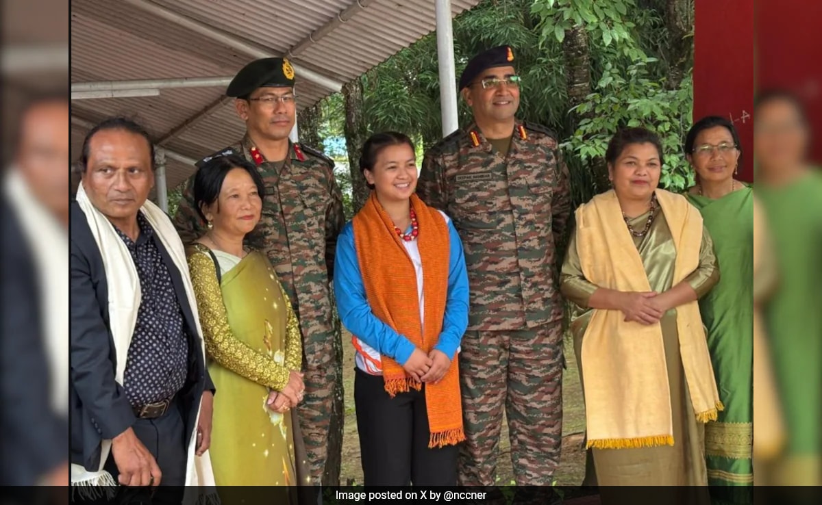 Shillong от сервиране на чай и юфка на крайпътна сергия