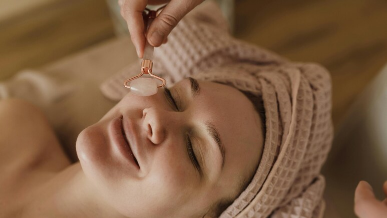 क्या होते हैं Face Rollers? क्या Skin में लाते हैं निखार? सिर्फ ₹300 में बना सकते हैं इन्हें अपना क्या होते हैं Face Rollers? क्या Skin में लाते हैं निखार? सिर्फ ₹300 में बना सकते हैं इन्हें अपना