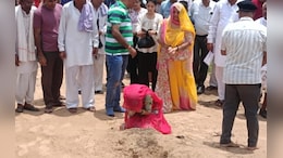 Rajasthan: रतनगढ़ में जहां शहीद हुए थे पायलट ऋषिराज, उस मिट्टी को नमन करने पहुंचा परिवार; देर तक रोती रही मां
