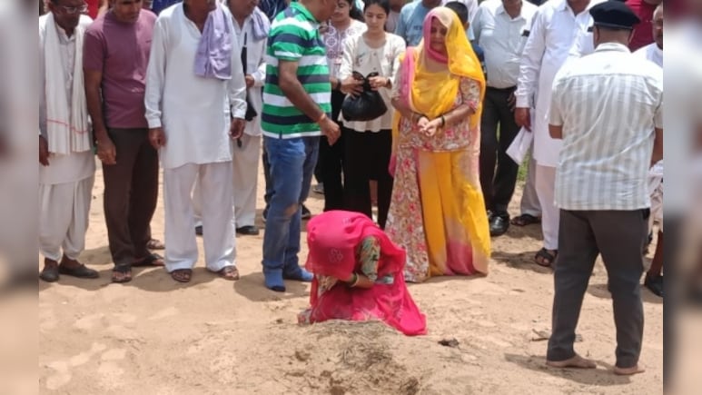 Rajasthan: रतनगढ़ में जहां शहीद हुए थे पायलट ऋषिराज, उस मिट्टी को नमन करने पहुंचा परिवार; देर तक रोती रही मां Rajasthan: रतनगढ़ में जहां शहीद हुए थे पायलट ऋषिराज, उस मिट्टी को नमन करने पहुंचा परिवार; देर तक रोती रही मां