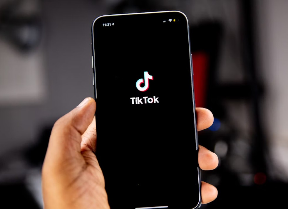 US Bank Issues Apology Over TikTok Video Of Couple&#039;s Inappropriate Act At Branch