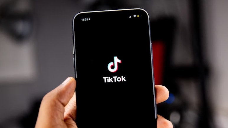 US Bank Issues Apology Over TikTok Video Of Couple's Inappropriate Act At Branch US Bank Issues Apology Over TikTok Video Of Couple's Inappropriate Act At Branch