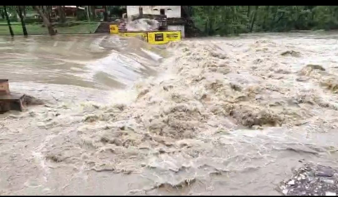 नीचले इलाकों में भरा पानी नीचले इलाकों में भरा पानी