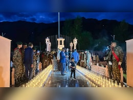 कारगिल युद्ध से अब तक: LoC के इस पार और उस पार... दोनों तरफ के कश्मीर की दो अलग कहानियां हकीकत बताती हैं कारगिल युद्ध से अब तक: LoC के इस पार और उस पार... दोनों तरफ के कश्मीर की दो अलग कहानियां हकीकत बताती हैं