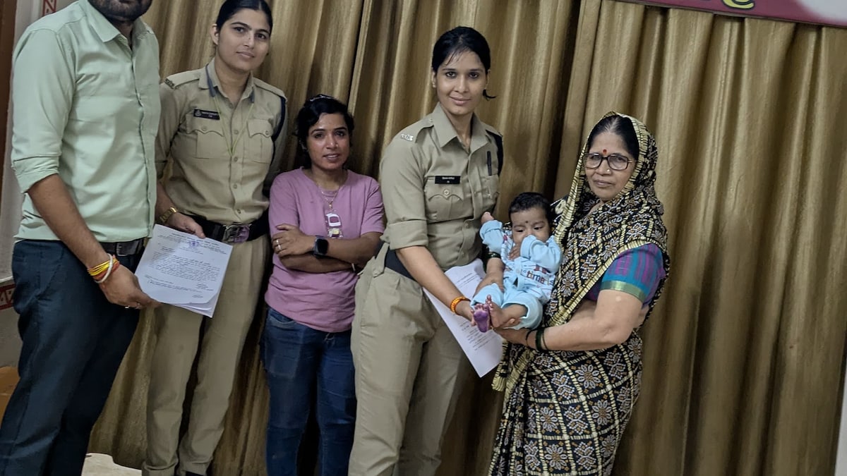 Ujjain News: महाकाल दर्शन करने आए परिवार के गोद में आई 'लक्ष्मी', मां  सौंपकर हुई फरार | woman left her infant child with the passengers at the  Ujjain railway station and ran