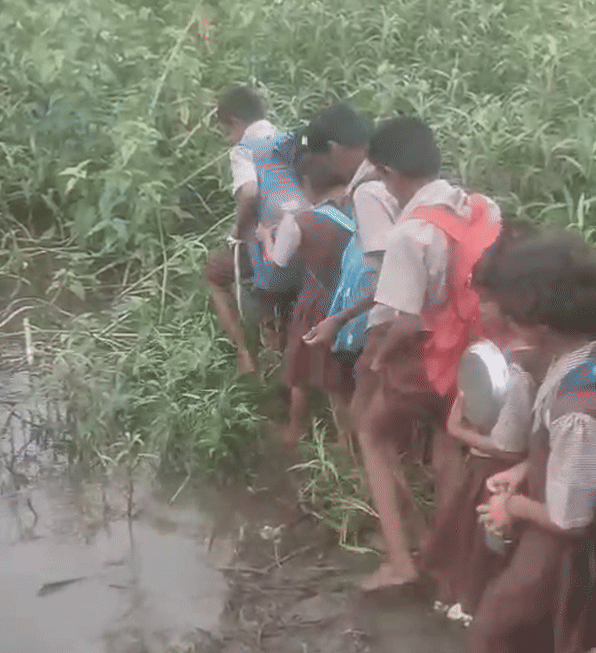 जान जोखिम में डालकर बच्चों का स्कूल जाने का खतरनाक सफर, देखें VIDEO