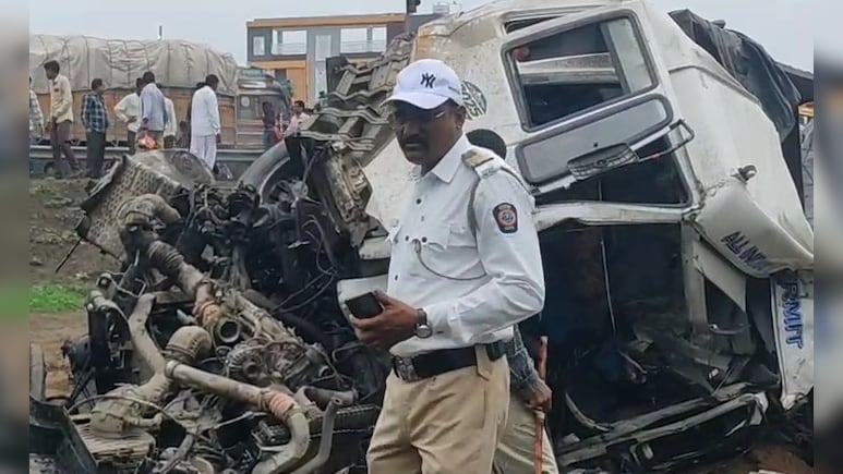 बेकाबू रफ्तार का कहर! महाराष्ट्र में तेज रफ्तार ट्रॉला ने ट्रक को मारी टक्कर, दो घायल