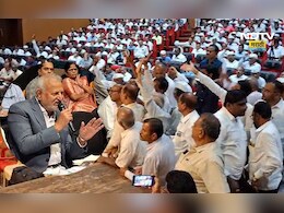 Nashik News: कृषी मंत्री माणिकराव कोकाटेंना शेतकऱ्यांनी घेरलं, जोरदार गोंधळ Nashik News: कृषी मंत्री माणिकराव कोकाटेंना शेतकऱ्यांनी घेरलं, जोरदार गोंधळ