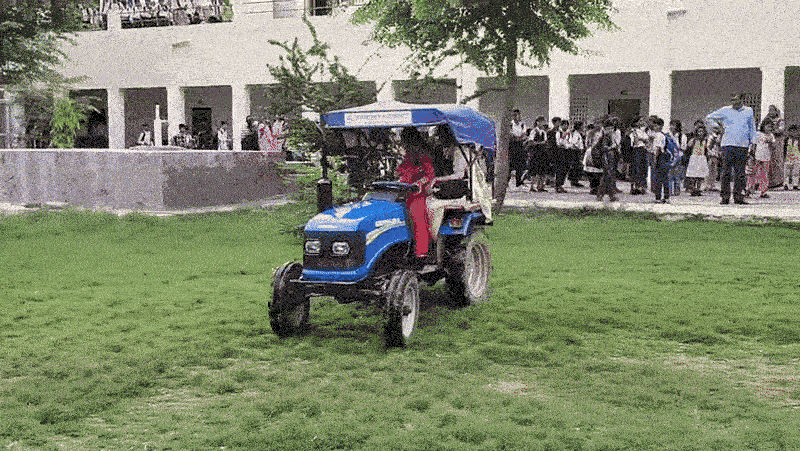 Rajasthan: शिक्षा के लिए ऐसा जज़्बा, ट्रैक्टर से स्कूल जाती हैं नागौर की सीमा चौधरी; दूसरे बच्चों को भी ले जाती हैं साथ 