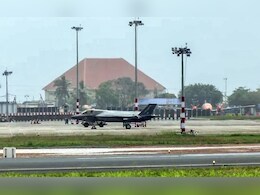 आखिरकार F-35 को मिली छत, हैंगर में पहुंचा ब्रिटिश जेट, तिरुवनंतपुरम पहुंचे 21 इंजीनियर्स करेंगे 'इलाज' आखिरकार F-35 को मिली छत, हैंगर में पहुंचा ब्रिटिश जेट, तिरुवनंतपुरम पहुंचे 21 इंजीनियर्स करेंगे 'इलाज'