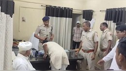 Rajasthan: डिप्टी एसपी के पैर पड़ गए बीजेपी विधायक, बोले- सीआई बजरी माफ&zwj;ियाओं से लेता है पैसा, कार्रवाई करें