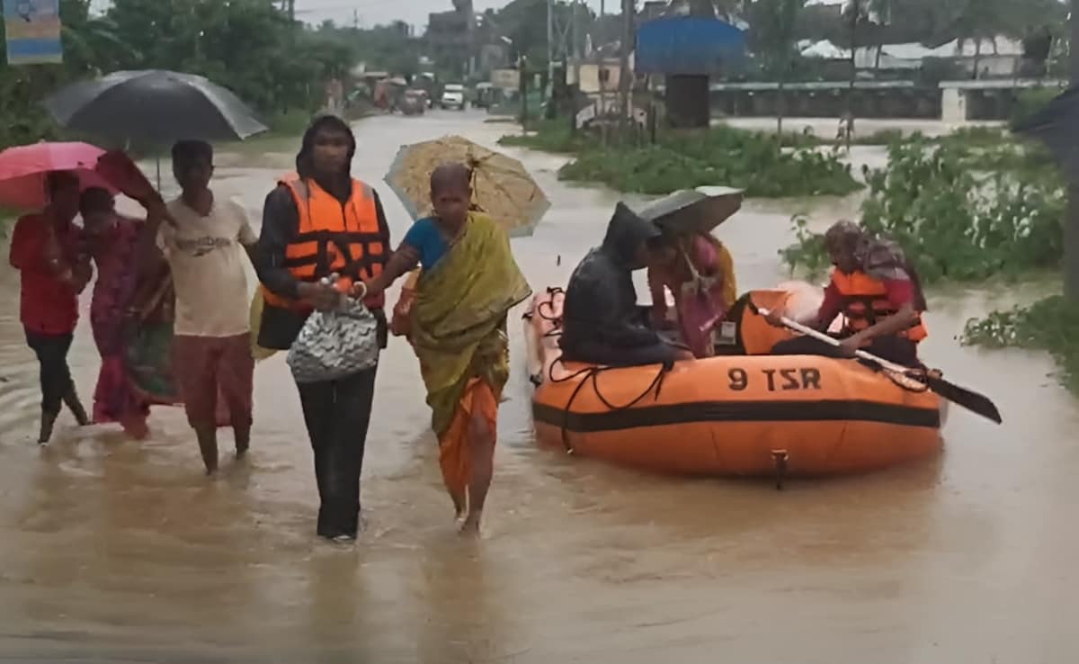 Tripura Flash Floods: Над 250 семейства разселени, училищата затвориха 